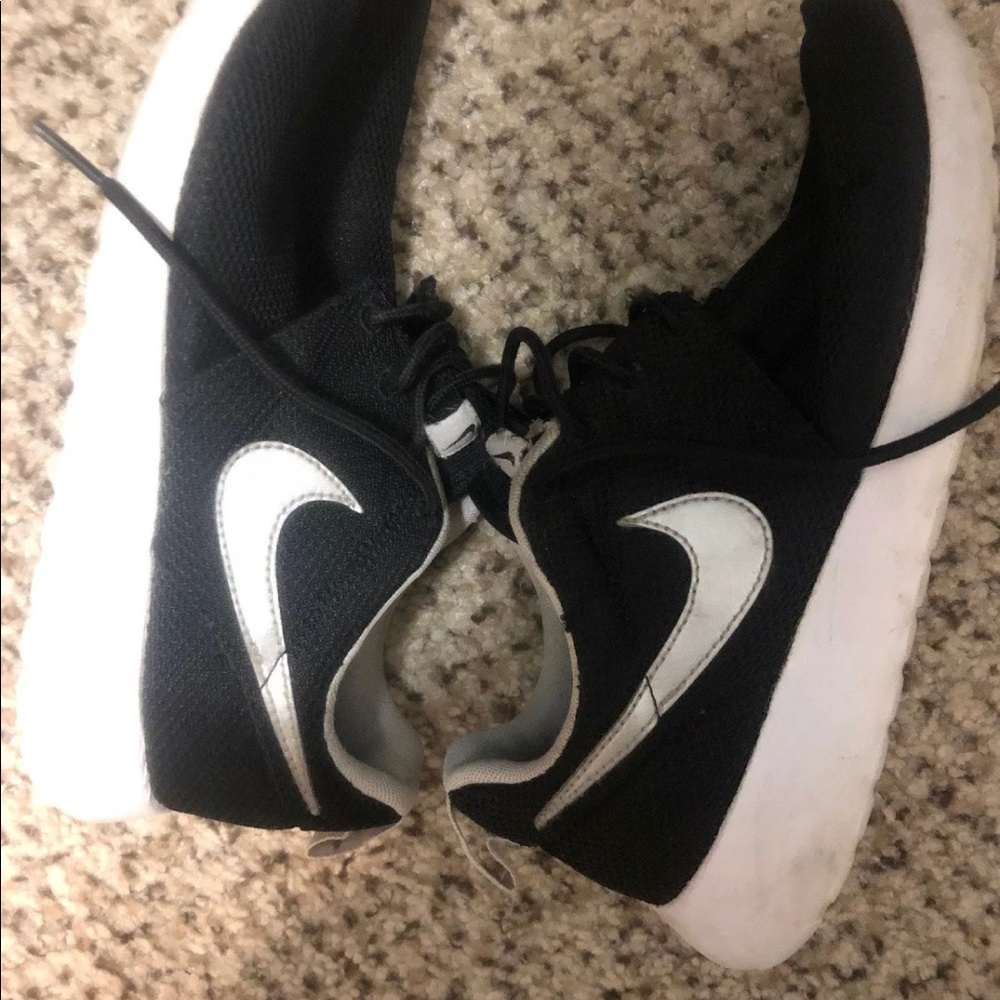 Nike roshe one kids size 5.5Y. Fits women’s 7
